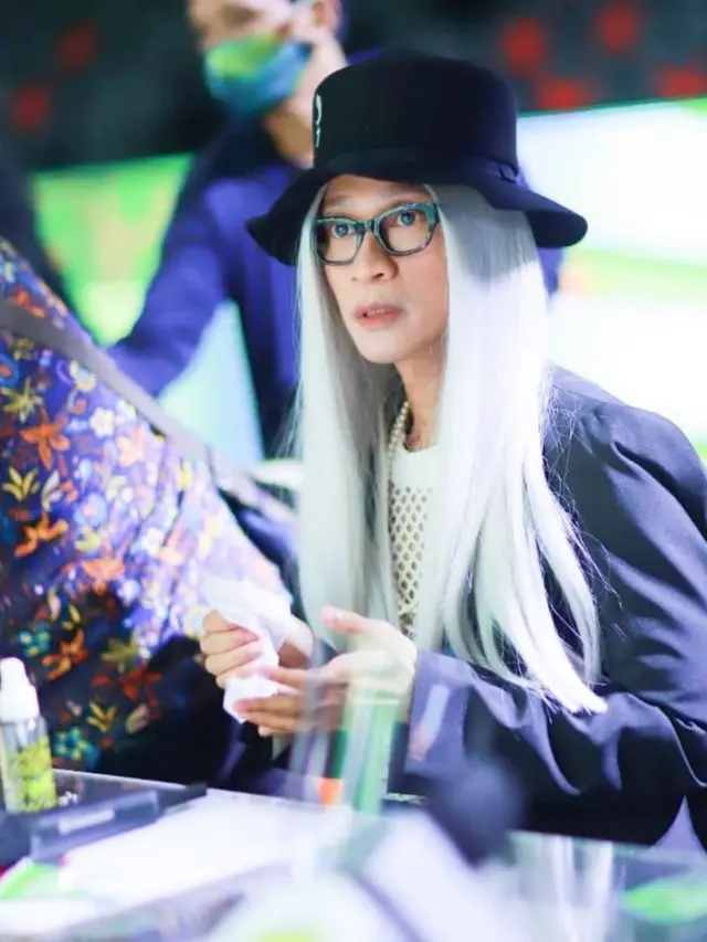 6 Potret Nyentrik Aming saat Hadiri Acara Ulang Tahun Artis, Tampil Beda