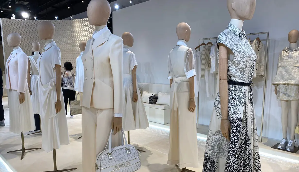 Dior pun mengundang Silk Line untuk menenun motif signature seperti garis-garis dan houndstooth dengan teknik savoir-faire.