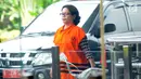 Mantan anggota DPRD Sumut periode 2009-2014, Arlene Manurung usai jalani pemeriksaan di Gedung KPK, Jakarta, Senin (10/12). Arlene diduga menerima suap penyetujuan LPJ APBD 2012 dan pengesahan perubahan APBD 2013, 2014 dan 2015. (Merdeka.com/Dwi Narwoko)