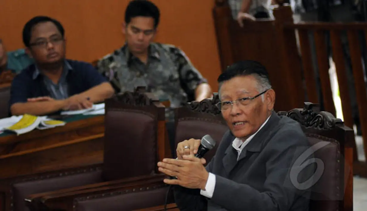 Sidang lanjutan praperadilan BG terhadap KPK kembali digelar di Pengadilan Negeri Jakarta Selatan, Rabu (11/2/2015). Tampak, Prof Romli Atmasasmita saat menjadi saksi pada sidang lanjutan praperadilan BG terhadap KPK. (Liputan6.com/Helmi Fithriansyah)