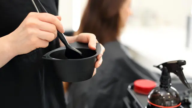 Tips Mewarnai Rambut Sendiri yang Mudah Menyatu Tanpa Bleaching