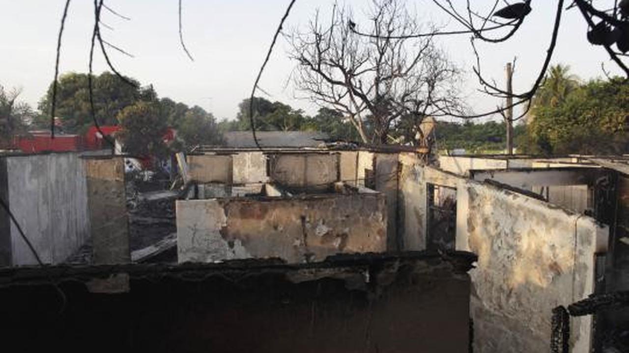 Rumah hancur, warga selamatkan benda berharga