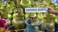 Barang bukti tabung gas oplosan di Cipayung, Jakarta, Selasa (22/1). Polda Metro Jaya menyita 1.200 tabung LPG ukuran 3 Kg, 242 ukuran 12 Kg, 14 selang pipa besi regulator pemindah isi gas dan 1 kantong segel tabung gas. (Liputan6.com/Faizal Fanani)