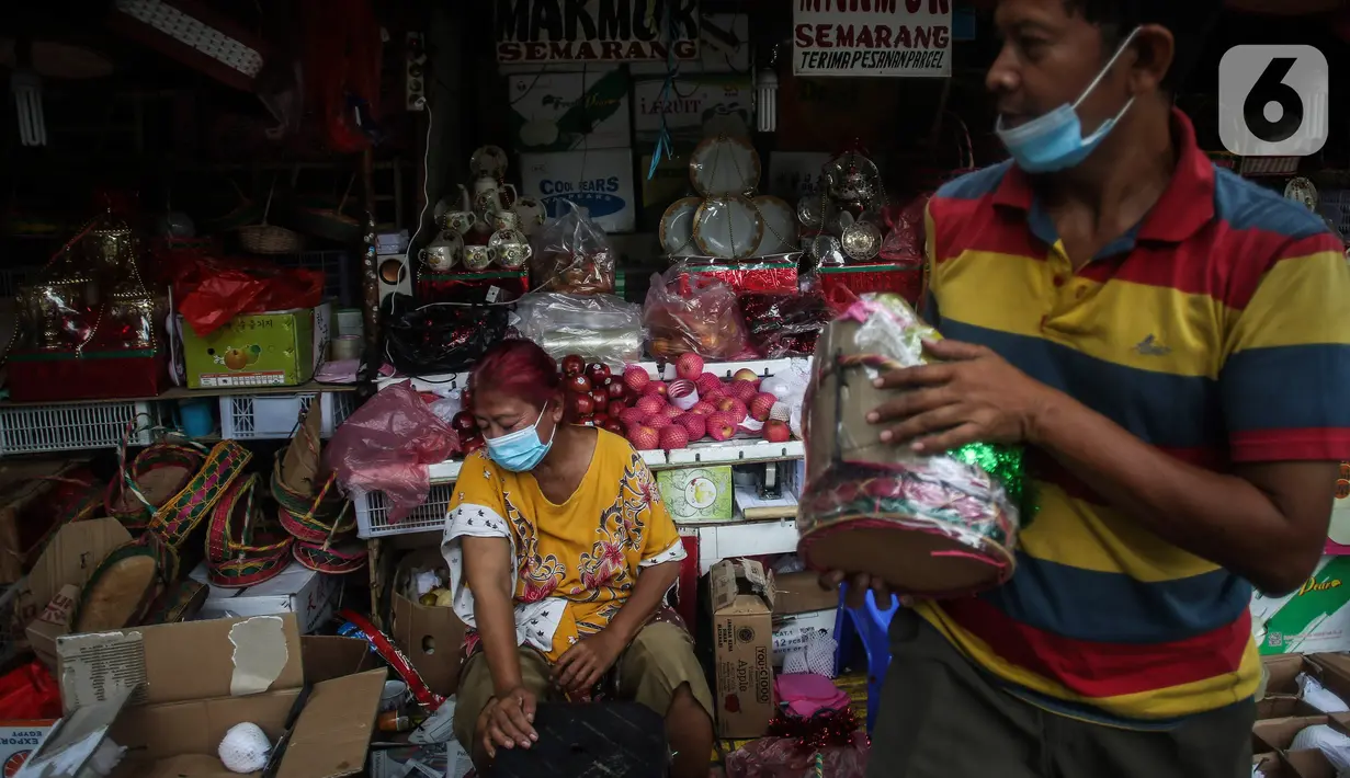 Surayem (58) menyiapkan parcel buah dan vitamin ditoko buah miliknya di Jalan Barito, Jakarta, Minggu (11/7/2021).  Peningkatan omset disebabkan oleh banyaknya warga yang melakukan isolasi mandiri dan menjadikan buah sebagai sumber asupan vitamin C. (Liputan6.com/Johan Tallo)