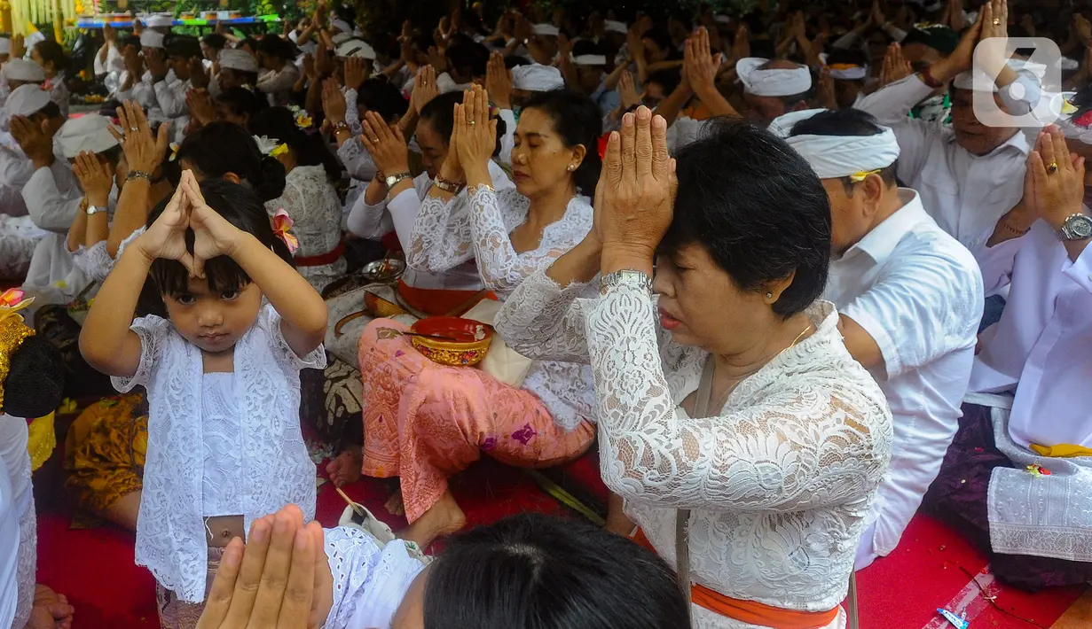 Ritual Tawur Agung Kesanga dilakukan untuk menciptakan keharmonisan dan membersihkan alam semesta serta menetralisir sifat-sifat jahat dalam rangkaian Hari Raya Nyepi Tahun Baru Saka 1946. (merdeka.com/Arie Basuki)