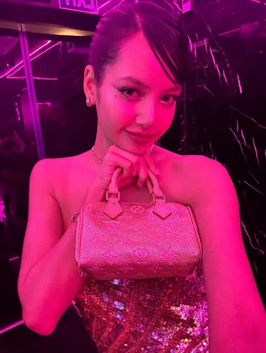 Lisa yang diisukan bergabung dengan Louis Vuitton itu terlihat menenteng tas keluaran rumah mode tersebut. Tas bernama Nano Speedy itu ditaksir sekitar Rp29 jutaan.