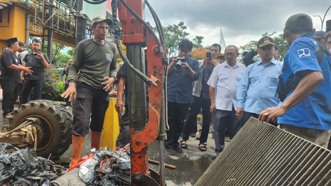 Wali Kota Depok Supian Suri meninjau langsung pengakutan sampah yang berada di saluran air di Mall Depok Town Square.