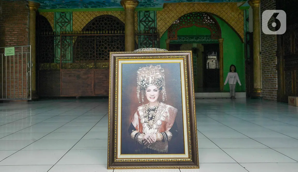 Foto almarhum Dedi Yuliardi Ashadi atau Dorce Gamalama di Masjid Al Hayyu, Jakarta, Rabu (16/2/2022). Ia berpulang setelah terpapar virus COVID-19. Dorce dimakamkan menggunakan protokol COVID-19 di TPU Bantar Jati, Bambu Apus. (Liputan6.com/Herman Zakharia)