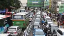 Kondisi arus lalu lintas yang macet di kawasan Tanah Abang, Jakarta, Sabtu (23/12). Penataan kawasan Stasiun Tanah Abang, Jakarta Pusat, dianggap sejumlah warga khususnya pengendara memperparah kemacetan di sekitarnya. (Liputan6.com/Angga Yuniar)