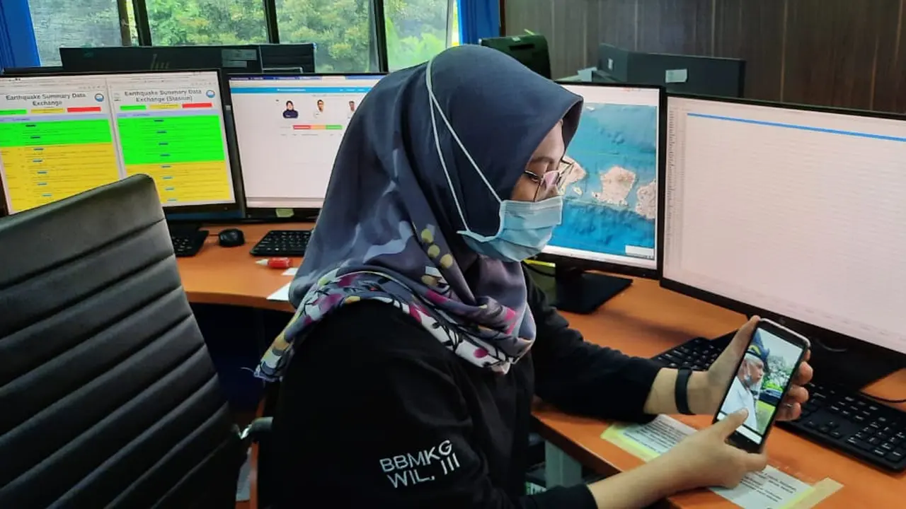 Staff BMKG Regional III Denpasar, Bali, Indira saat menunjukkan video rekaman warga