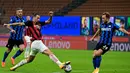 Penyerang AC Milan, Zlatan Ibrahimovic, berebut bola atas dengan gelandang Inter Milan, Christian Eriksen, pada laga lanjutan Liga Italia di Stadion San Siro, Sabtu (17/10/2020) malam WIB. AC Milan menang 2-1 atas Inter Milan. (AFP/Miguel Medina)