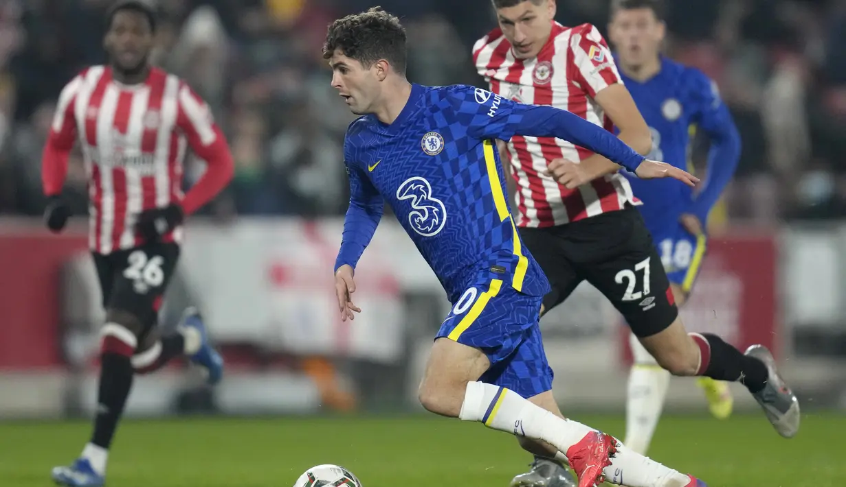 Gelandang Chelsea, Christian Pulisic membawa bola dari kejaran pemain Brentford, Vitaly Janelt pada pertandingan perempat final Piala Liga Inggris di stadion Brentford Community di London, Kamis (23/12/2021). Kemenangan mengantar Chelsea ke semifinal Piala Liga Inggris. (AP Photo/Kirsty Wigglesworth