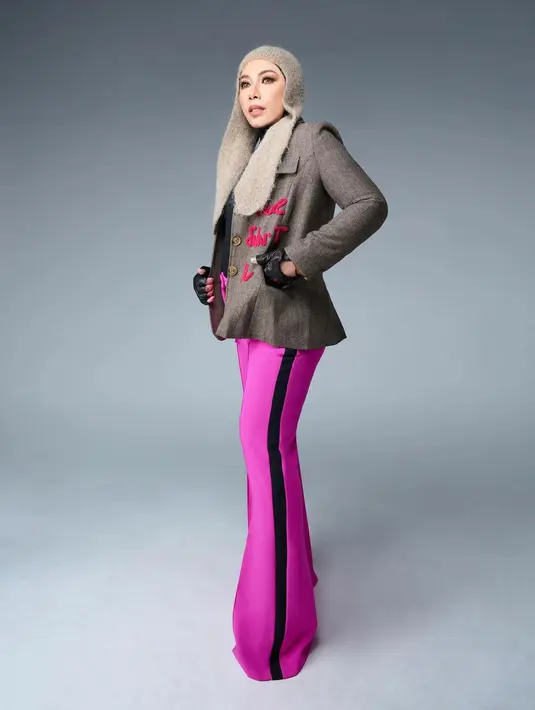 Perempuan 48 tahun ini tetap tak meninggalkan ciri khasnya gayanya yang nyentrik.