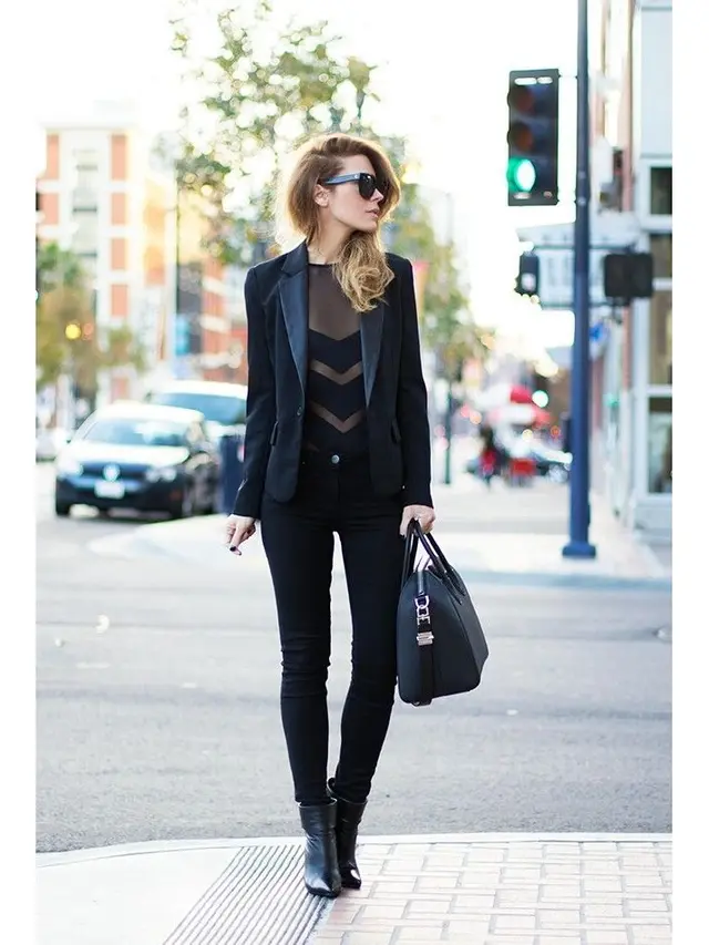 [Bintang] Semi Transparan, Simak Sederet Cara Pakai Sheer Top Biar Tampak Elegan