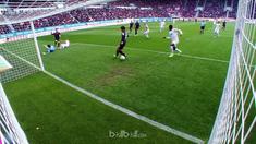  Striker FC Koln, Yuya Osako, gagal cetak gol di gawang yang sudah ditinggalkan penjaganya. This video presented by Ballball.