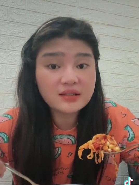 Lewat video unggahannya Rosa Meldianti terlihat tampil tanpa mengenakan hijab. Rambut panjangnya kini bikin pangling usai setahun lebih berhijab. (Liputan6.com/TikTok/@ikanlautpedes).