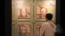 Seorang pengunjung memperhatikan sebuah lukisan bertajuk "Spirit Indonesia", di Galeri Cipta 3, TIM, Jakarta, Sabtu (7/3). Pameran tersebut berlangsung hingga 15 Maret 2015. (Liputan6.com/Helmi Afandi)