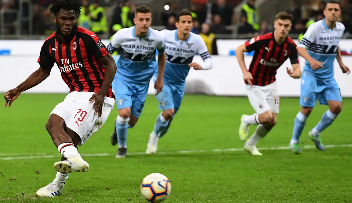 Gelandang AC Milan, Franck Kessie saat mengeksekusi penalti ke gawang Lazio selama pertandingan lanjutan Liga Serie A Italia di stadion San Siro (13/4). Milan menang tipis atas Lazio 1-0. (AFP Photo/Miguel Medina)