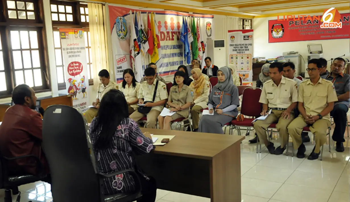 Rapat persiapan pun digelar di kantor KPU Jatim, Rabu (28/08/13) (Liputan6.com/ Helmi Fithriansyah)
