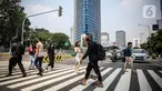 Sejumlah pegawai perkantoran di Jalan Sudirman, Jakarta, Rabu (29/7/2020). Penularan Covid-19 makin meluas dan kluster baru terus bermunculan sejak meningkatnya aktivitas warga. (Liputan6.com/Faizal Fanani)