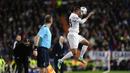 Pemain Real Madrid, Danilo mengontrol bola dengan kepalanya saat timnya menjamu AS Roma pada leg kedua babak 16 besar  Liga Champion di Stadion Santiago Bernabeu, Madrid, Rabu (9/3/2016) dini hari WIB. (AFP Javier Soriano)
