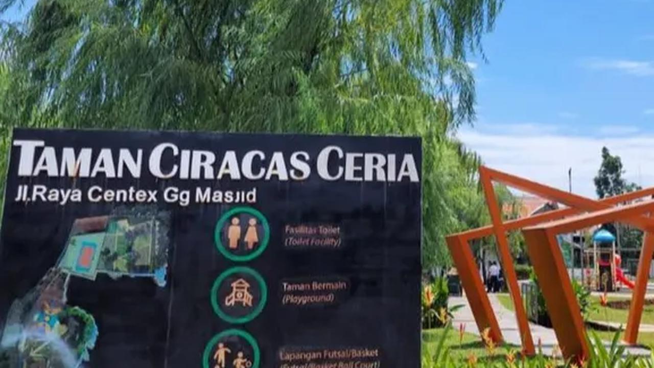 Taman ini lokasinya di tengah permukiman warga Gang Masjid, Jl Raya Centex, Ciracas Jaktim.