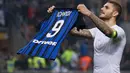 Pemain Inter Milan, Mauro Icardi menunjukkan jerseynya kepada suporter usai mencetak gol ke gawang AC Milan pada pekan kedelapan Liga Italia di Stadion Giuseppe Meazza, Minggu (15/10). Gol Inter Milan diborong oleh Icardi, 3-2. (AP/Antonio Calanni)