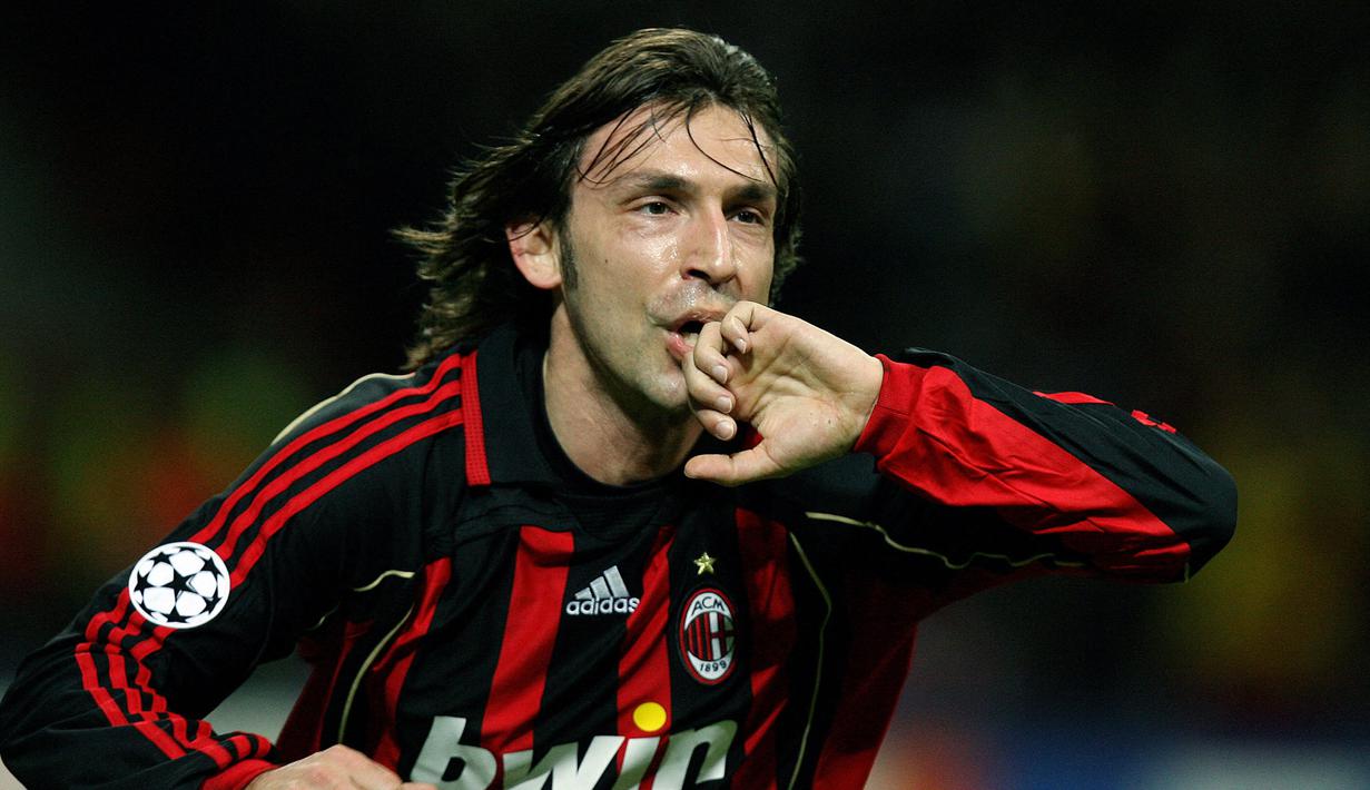 Andrea Pirlo - Mantan pelatih Juventus ini berperan sentral mengantar AC Milan merengkuh trofi Liga Champions pada 2003 dan 2007. Pirlo merupakan pemain tengah jenius dengan kemampuan mendribel bola serta umpan-umpan berkelas yang memanjakan penyerang AC Milan kala itu. (AFP/Paco Serinelli)