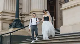 Artis dengan nama lengkap Victoria Nasya Marcella Tedja ini anggun memesona mengenakan dress two tone model kemben. Rambut yang disanggul kemudian ditutupi veil, Nasya Marcella makin cantik. Sementara Asyer tampil simpel dengan kemeja putih dan celana warna abu-abu. Dipadukan dengan sneakers warna putih, penampilan Asyer makin stylish. (Liputan6.com/IG/@nasyamarcella)