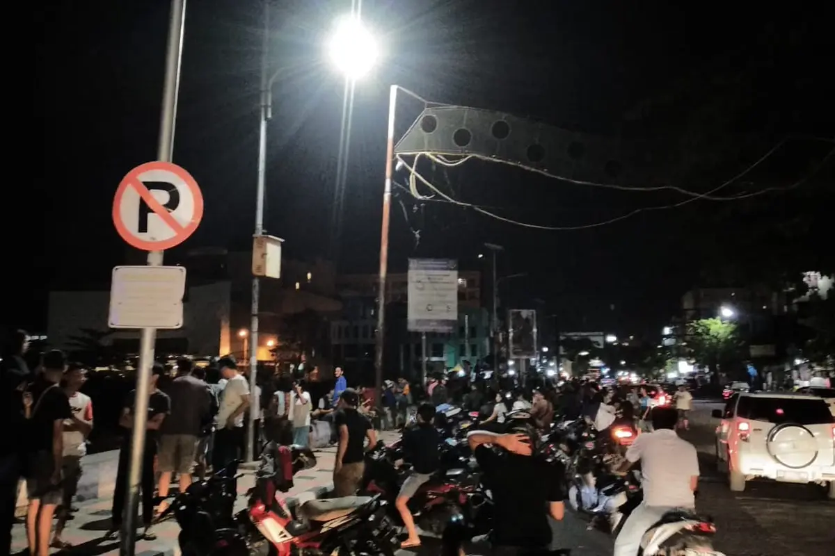 Gempa membuat panik warga di sepanjang pantai Manado. (Yoseph Ikanubun/Liputan6.com)