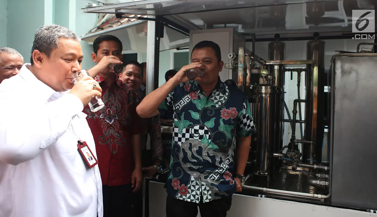 Deputi Usaha Bidang Energi, Logistik, Kawasan dan Pariwisata Kementerian BUMN Edwin Hidayat Abdullah dan Dirut Perum Jasa Tirta II Jatiluhur Djoko Saputro (kiri) meminum air olahan Portable Water Treatment, Jakarta, Jumat (9/11). (Merdeka.com/Imam Buhori)