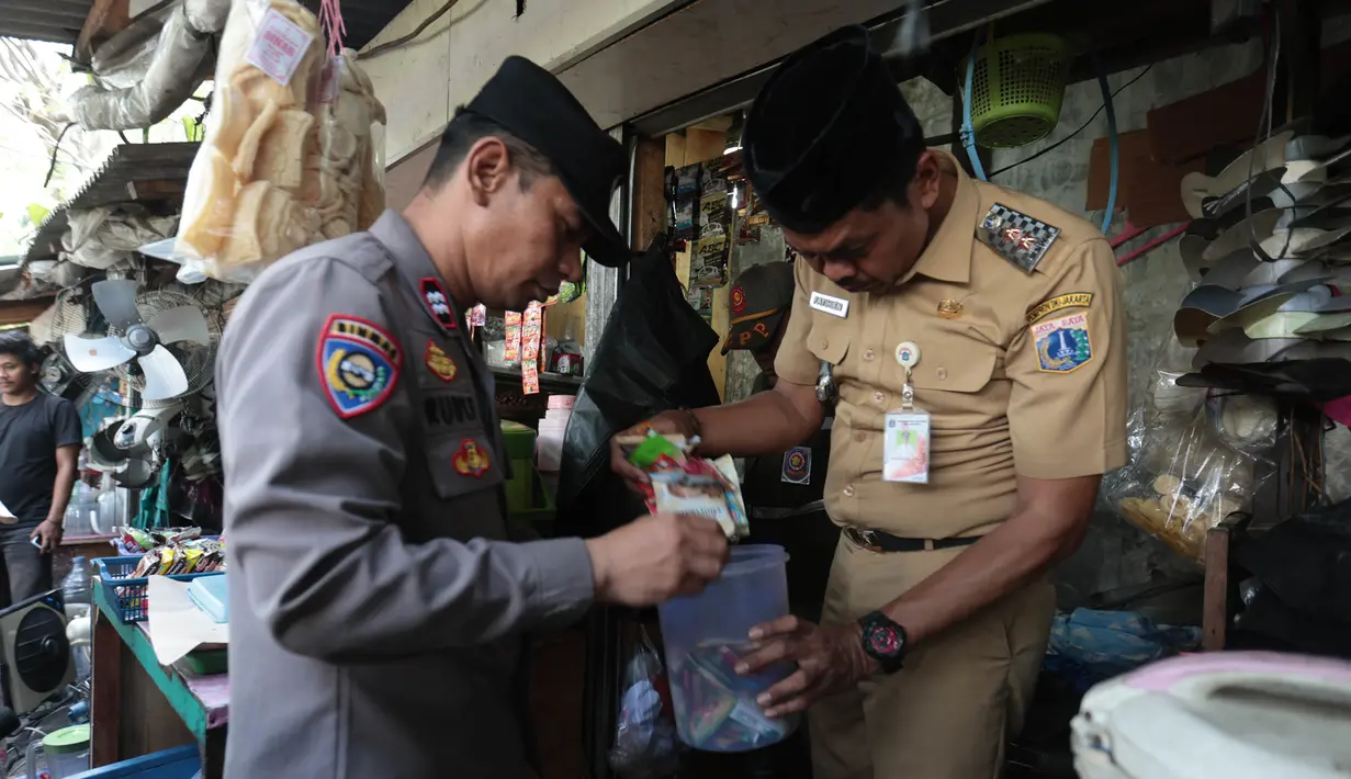 Petugas gabungan melaksanakan razia peredaran obat tramadol di kawasan KS Tubun, Tanah Abang, Jakarta Pusat, Selasa (13/10/2026). Tramadol merupakan obat pereda nyeri yang penggunaannya harus berdasarkan resep dan pengawasan tenaga medis untuk menghindari risiko kesehatan akibat penyalahgunaan. (KLY/Budy Santoso)