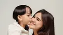 Audi Marissa menunjukkan betapa bahagia dirinya menjadi seorang ibu anak satu saat pemotretan [@audimarissa]