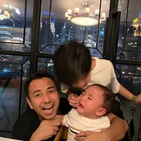 Raffi Ahmad dan Nagita Slavina memiliki dua anak laki-laki, Rafathar dan Rayyanza. Dua anak selebriti ini kerap menarik perhatian netizen. Bahkan, anak kedua Raffi dan Nagita ini sudah memiliki banyak penggemar. Yang terbaru, Raffi membagikan momen keisengan putra pertamanya. Berikut beberapa potretnya. [Instagram/raffinagita1717]