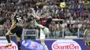 Penyerang AC Milan, Olivier Giroud berusaha meraih bola saat bertanding melawan Juventus pada pertandingan Liga Serie A Italia di stadion Turin Allianz, Italia, Senin, 29 Mei 2023. (Tano Pecoraro/LaPresse via AP)