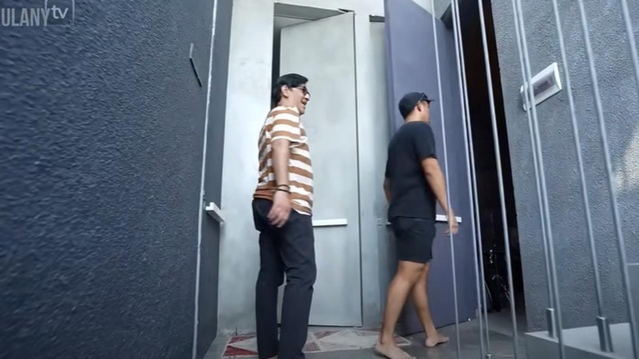 8 Potret Studio Ayudia Bing Slamet dan Ditto Percussion yang Kini Tinggal di Bali, Tampak Minimalis - Ada Balkon dengan Pemandangan Indah