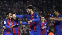 Pemain FC Barcelona, Lionel Messi (2kanan) merayakan gol ke gawang Real Sociedad bersama rekan-rekannya pada laga perempat final Copa del Rey di Camp Nou, Barcelona 926/1/2017). Barcelona menang 5-2. (AP/Manu Fernandez)