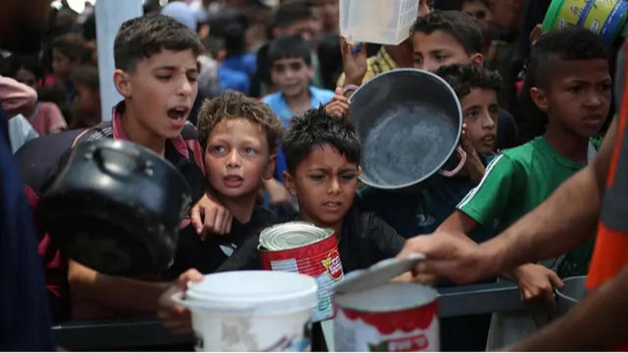 Tangis dan Jerit Anak-anak Gaza Saat Antre Pembagian Makanan