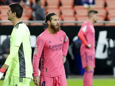Para pemain Real Madrid tampak kecewa usai ditaklukkan Valencia pada laga Liga Spanyol di Stadion Mestalla, Minggu (8/11/2020). Valencia menang dengan skor 4-1. (AP/Alberto Saiz)