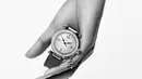 Pasha De Cartier debut pada tahun 1980an, jam tangan ini hadir dengan sifat ekstrover lewat vitalitas dan kekuatan desainnya. Jam tangan ini tersedia dalam warna yang kontras dengan versi kronograf berfitur push piecenya. Foto: Document/Cartier.