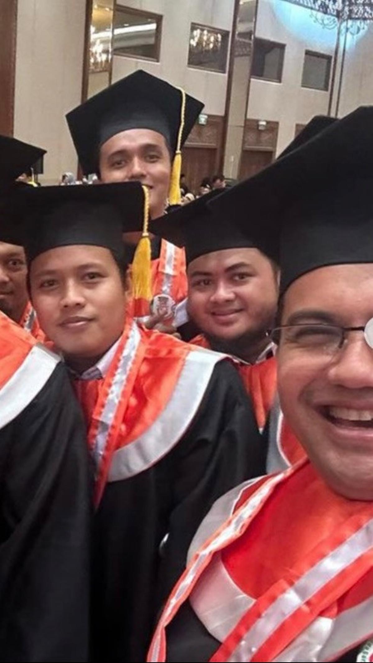 Ini potret Sahrul Gunawan bareng teman-temannya. Raut bahagia terpancar di wajah Sahrul Gunawan.