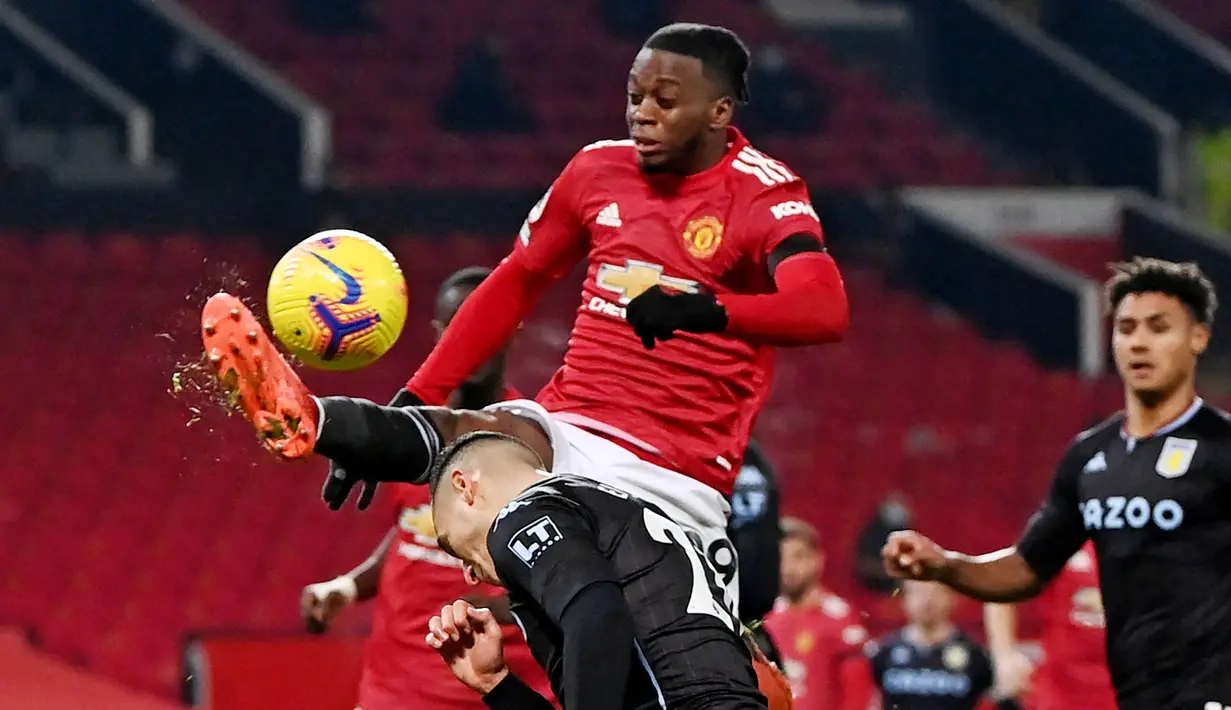 Aaron Wan-Bissaka - Benteng kokoh Manchester United ini adalah momok bagi semua penyerang di Premier League. Meski tangguh dalam duel satu lawan satu namun Wan-Bissaka tidak cukup mahir saat menyerang. (Laurence Griffiths/POOL/AFP)