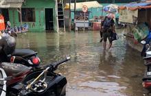 Banjir Rob Kembali Rendam Muara Angke, Warga Mengeluh Sulit Melintas Karena Air Tinggi