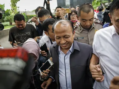 Sekjen Kemendes PDTT, Anwar Sanusi menghindari awak media usai diperiksa penyidik di Gedung KPK, Jakarta, Senin (5/6). Sekjen Kemendes enggan banyak bicara terkait duit saweran dirjen di kementeriannya terkait suap opini WTP. (Liputan6.com/Faizal Fanani)