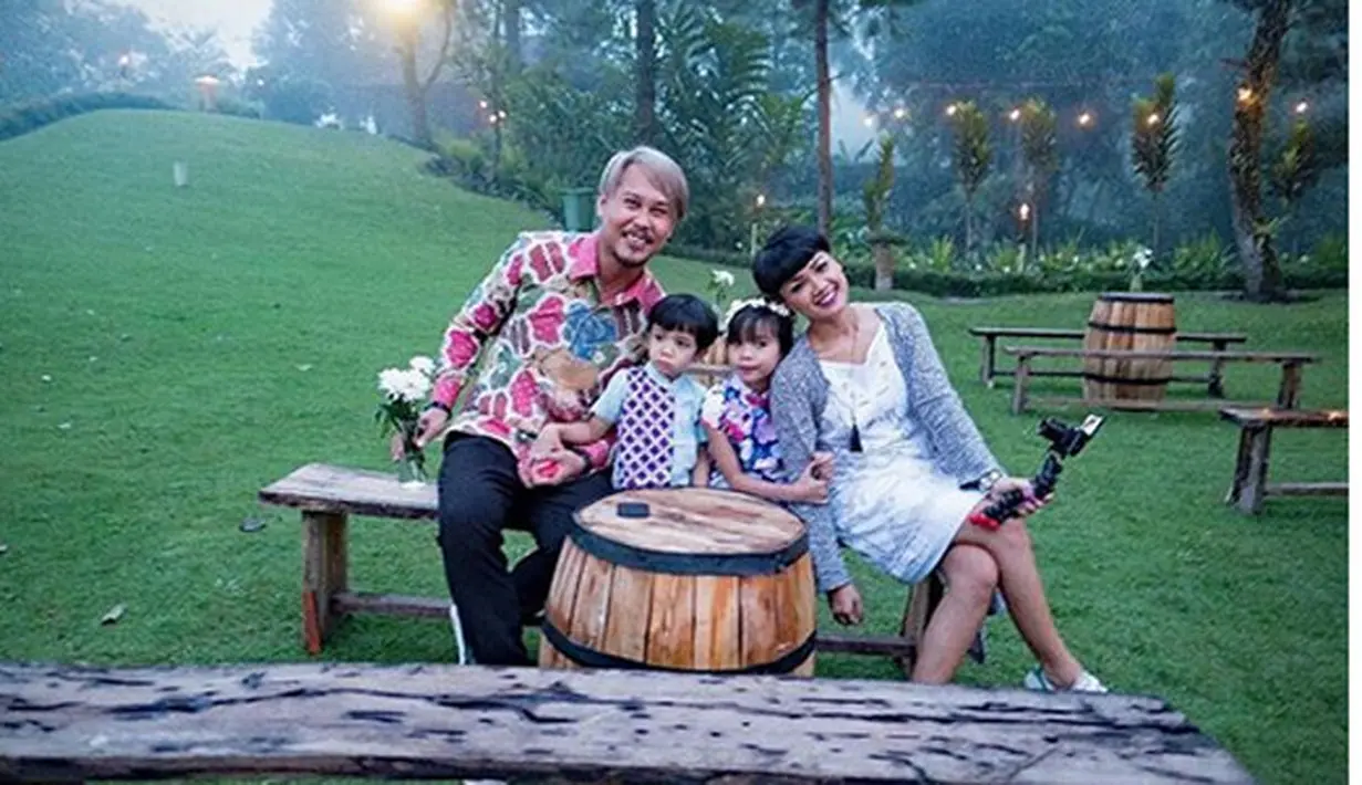 Sebagai maskawin, Ernest menyerahkan laptop bersama seperangkat alat salat dan uang tunai sejumlah Rp549.000 kepada mantan VJ MTV Indonesia ini. Angka itu mewakili tanggal, bulan, dan tahun pernikahan mereka. (Instagram/nirinazubir_)