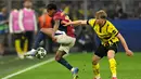 Laga kedua tim berlangsung ketat dan sengit. Begitu pertandingan dimulai, Borussia Dortmund tampil percaya diri untuk mengejar defisit gol saat laga leg pertama perempat final Liga Champions 2024/2025. (INA FASSBENDER/AFP)