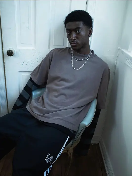 Mengingat kembali penampilan Korn di era 1990-an, para anggota kerap mengenakan track suit dari Adidas. [Foto: Adidas.dok]