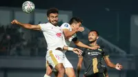 Pemain PSM Makassar, Yance Sayuri (kiri) dan Arfan berusaha menjangkau bola saat laga pekan ke-10 BRI Liga 1 2022/2023 antara Dewa United FC melawan PSM Makassar di Stadion Indomilk Arena, Tangerang, Kamis (15/9/2022). (Bola.com/Bagaskara Lazuardi)