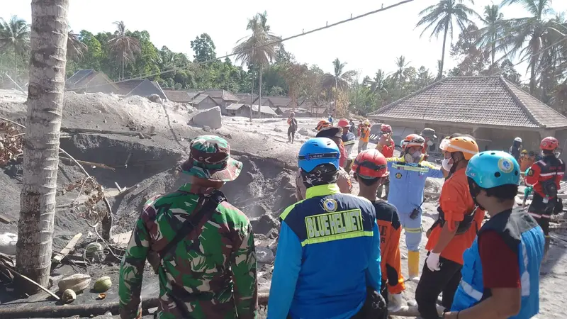 Aksi Relawan Blue Helmet bersama Basarnas saat mencari korban erupsi Gunung Semeru di Lumajang. (Foto: Istimewa).