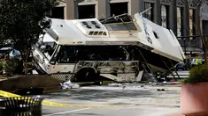 Dua bus New Jersey Transit terlibat dalam tabrakan maut yang menewaskan seorang pengemudi di Newark, New Jersey (19/08) waktu setempat. Sembilan belas  penumpang dirawat di rumah sakit, termasuk 7 dalam kondisi kritis. (REUTERS/Eduardo Munoz)